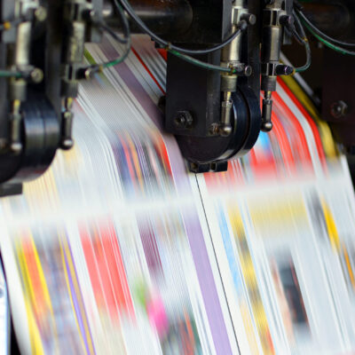 Zeitungsdruck in einer Druckerei mit einer Rollen-Offset-Maschin